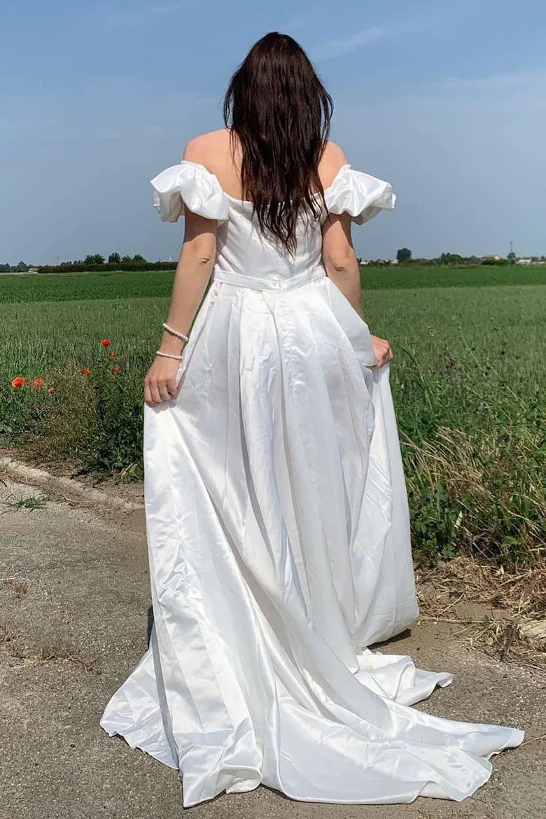 Vestido de novia de corte A con hombros descubiertos, mangas abullonadas y espalda abierta
